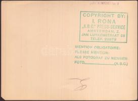 cca 1930-1940 Kinszki Imre (1901-1945): Bolgár kertészek Zuglóban, pecséttel jelzett vintage fotóműv...