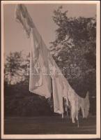 cca 1930-1940 Kinszki Imre (1901-1945): Száradó ruhák, pecséttel jelzett vintage fotóművészeti alkotás, 18x13 cm / cca 1930-1940 Imre Kinszki (1901-1945): Drying clothes, atist's stamp on the verso, 13x18 cm