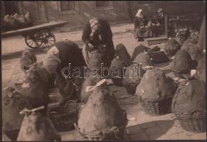 cca 1920-1930 Kerny István (1879-1963): Kecskeméti piac, gyümölcs szállítás, pecséttel jelzett, feliratozott vintage fotó, 11x16 cm