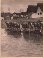cca 1920-1930 Kerny István (1879-1963): (Mező) Kövesdi leányok és falurészlet, pecséttel jelzett, feliratozott vintage fotó, 24x18cm