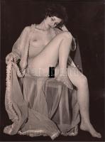 cca 1970-1980 Alig volt itt, már el is ment! Finoman erotikus fotó, 23x17 cm / cca 1970-1980 Erotic photo, 17x23 cm