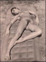 cca 1970-1980 Csalogató gumimatrac reklám, finoman erotikus fotó, 24x18 cm / cca 1970-1980 Erotic photo, 18x24 cm