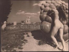 cca 1970-1980 Gömbölyű formák, jelzetlen, finoman erotikus aktfotó, 17x23 cm / cca 1970-1980 Erotic photo, 17x23 cm