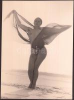 cca 1970-1980 Vízparti látomás, finoman erotikus fotó, 23x17 cm / cca 1970-1980 Erotic photo, 17x23 cm