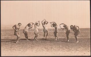 cca 1920-1930 Mayer (Abbazia): Vízparti mozdulatok a szélben, Szentpál Olga tánccsoportja, vintage fotólap, 8,5x13,5 cm