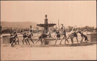 1929 Szigeti strandon Szentpál Olga tánccsoportja, vintage fotó, feliratozva, fotólap, 8,5x13,5 cm