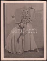 1937 Merényi Lea (Szentpál Olga tánccsoportja) színpadi jelenete, 12x9 cm