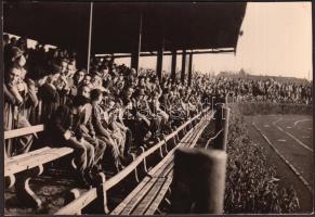 1955. november 13. Kozák Lajos (1906-1975): Győr, 4.000 néző a Spartakusz S. E. győri meghívásos atlétikai versenyén, pecséttel jelzett, feliratozott vintage fotó, 12x17 cm