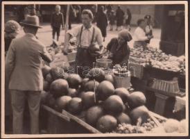 cca 1930-1940 Helm Gusztáv (1894-1988): Piaci életkép, pecséttel jelzett vintage fotó, a szerző hagyatékából, 12x17 cm