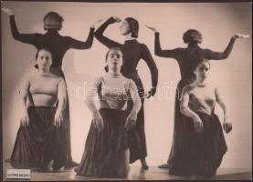 cca 1930-1940 Leichtner Ezsébet vintage fotója Szentpál Olga tánccsoportjának tagjairól, matricával jelzett, 17x23 cm