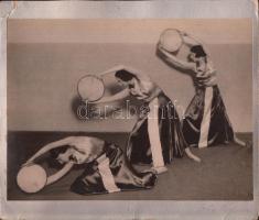 1932 Foto Ada (Marsowszky Elemérné, Belvárosi Fotóműhely, Budapest): Ritmus, hárman dobbal, aláírt és feliratozott vintage fotó Szentpál Olga mozgásművészeti iskola növendékeiről, kartonra ragasztva, 22x16 cm