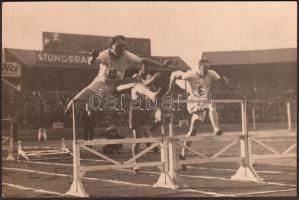 1937 Pobuda Alfréd: Főiskolai V.B., gátfutók versenye, pecséttel jelzett, feliratozott vintage fotó, 11x17 cm