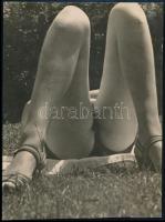 cca 1920-1930 Erotikus kép napozó hölgyről, a Pesti Napló archívumából, 17x13 cm / cca 1920-1930 Erotic photo, 17x13 cm