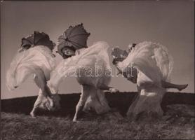 cca 1930-1940 Szendrő István (1908-2000): Táncos lányok a szabadban, jelzetlen vintage alkotás a szerző hagyatékából, 18x24 cm / cca 1930-1940 István Szendrő (1908-2000): Dance in the open air, 18x24 cm