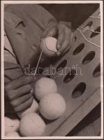 1938 Szendrő István (1908-2000): Teniszlabdák gyártása, jelzetlen vintage alkotás a szerző hagyatékából, 18x24 cm