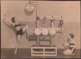 1931 Manninger: Angner Tana és Árvay Erzsébet a hangszerállványnál, jelzetlen, feliratozott vintage fotó Szentpál Olga tánccsoportjának tagjairól, sarkán törésnyom, hátul megerősítve, 16x21 cm