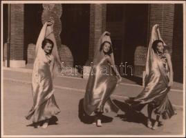 1933 Liebmann Béla (1899-1996) szegedi fotóriporter jelzetlen vintage felvétele Szentpál Olga tánccsoportjának tagjairól, szegedi fellépésük előtt a Dóm téren, a kép hátoldalán felsorolva a lányok neve, 18x24 cm