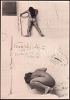 1975 Ruszka László (1936-): Akt-egyensúly, Arles, 1975, feliratozott, pecséttel jelzett vintage fotóművészeti alkotás, 17x12 cm / 1975 László Ruszka: Nude balance, artist's stamp and description on the verso