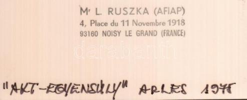 1975 Ruszka László (1936-): Akt-egyensúly, Arles, 1975, feliratozott, pecséttel jelzett vintage fotó...