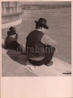 ca 1930-1940 Reich Péter Cornel: Vasárnap délelőtt, pecséttel jelzett vintage szociofotó, képméret 18x17 cm, papírméret 24x18 cm