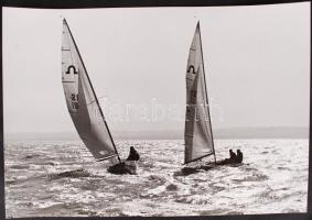 cca 1960-1970 Balásy Pál: Versenyben a Balatonon, vintage fotóművészeti alkotás, feliratozva, 27x40 cm