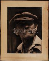 cca 1930-1940 Szabó Lajos: Munkásportré, vintage szociofotó feliratozva, a szerző hagyatékából, képmért 38x28 cm, karton (kissé foltos) 50x39 cm