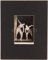 1932 Foto Ada (Marsowszky Elemérné, Belvárosi Fotóműhely): Lilla és Tana nevetős kettőse, Szentpál Olga tánccsoportjának színpadi jelenete, aláírt vintage fotóművészeti alkotás, fotóméret 22,5x16,5 cm, paszpartu 50x40 cm
