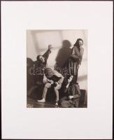 cca 1930-1940 Foto Forrai: Szentpál Olga tánccsoportjának színpadi jelenete, vintage fotóművészeti alkotás, Szentpál Olga archívumából, fotóméret 30x24 cm, paszpartu 50x40 cm