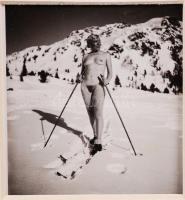 cca 1930-1940 Dr. Csörgeő Tibor (1896-1968): Síparadicsom, jelzetlen vintage fotók (13 db) a szerző ...