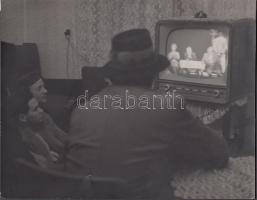 cca 1965 Perczel Ferenc: Családi kör, feliratozott vintage fotó, 18x24 cm