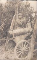 cca 1914-1918 Az ágyúgolyó betöltése előtti pillanatok, fotólap, 14x9 cm / cca 1914-1918 Military photo from the world war I., soldier with cannon, 14x9 cm