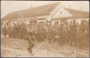 cca 1918 Medlárz Gyula (Kevevára): Hadifoglyok kísérése, sarkán törésnyom, fotólap, 9x14 cm / cca 1914-1918 Military photo from the world war I., soldiers with prisoners of war, 14x9 cm