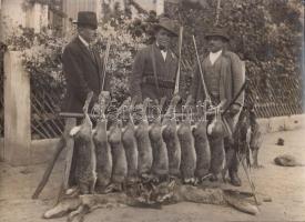 cca 1930-1940 Vadászzsákmány (10 nyúl, 2 róka és 2 fácán), 16x22 cm / cca 1930-1940 Bag (rabbit, fox, pheasant), hunting photo, 16x22 cm