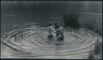 cca 1940-1950 Dr. Leszl Kornél: Fürdőző gyerekek, jelzetlen vintage fotó, a szerző hagyatékából, 13x23 cm