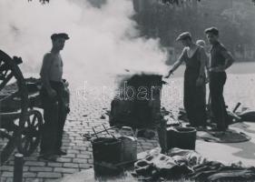 cca 1930-1940 Reich Péter Cornel: Aszfaltozó munkások Budapesten, vintage felvétel, pecséttel jelzett, 21x29cm