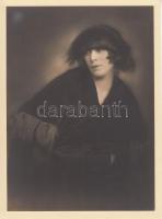 cca 1920-1930 Demeter Károly (1892-1983): Műtermi, női portré, jelzetlen, feliratozott vintage fotó a szerző párizsi hagyatékából 23x17cm