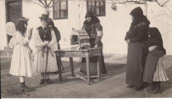 cca 1920-1930 Kerny István (1879-1963): Betlehemes játék Mezőkövesden, vintage nprajzi fotó, hátoldalán szerzői pecséttel jelzett, 8,5x15,5 cm