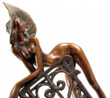 Kutas László (1936-): Kalapos akt. Bronz, márvány talapzaton, jelzett, m:32 cm, h:16 cm