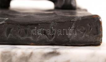 Kutas László (1936-): Kalapos akt. Bronz, márvány talapzaton, jelzett, m:32 cm, h:16 cm