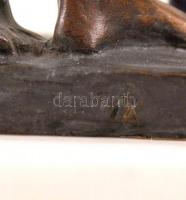 Kutas László (1936-): Kalapos akt. Bronz, márvány talapzaton, jelzett, m:32 cm, h:16 cm