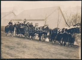 cca 1900-1910 Négy lovas &#8222;hintó&#8221; falusi lakodalomban, 13x18 cm