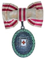 ~1915. "Vörös Kereszt Ezüst Díszérme hadidíszítménnyel női csokorszalagon" jelzett Ag kitüntetés eredeti adományozói dísztokban! T:1- Hungary ~1915. "Red-Cross Silver Medal with military ornament on women's ribbon" hallmarked Ag decoration in original box C:AU NMK: 285.