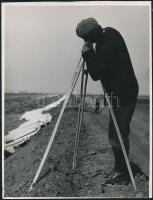 1963 Halvanyi Sándor: Felelősségteljes munka, feliratozott vintage fotóművészeti alkotás, 24x18 cm