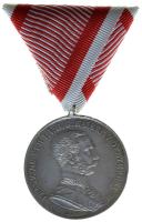 Osztrák-Magyar Monarchia 1870- "I. osztályű Ezüst Vitézségi Érem" új mellszalagon, peremén "A" jelzéssel. Szign.: LEISEK T:2,2- Austro-Hungarian Monarchy 1866-1914. "Silver Gallantry Medal, 1st Class" on new wartime ribbon with "A" hallmark on the edge. Sign: LEISEK C:aXF NMK: 129.