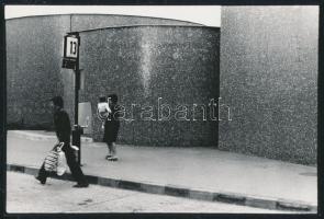 cca 1970-1975 Vécsy Attila: Salgótarján, buszvégállomás, feliratozott vintage fotóművészeti alkotás, 15x23 cm