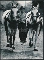 cca 1970-1975 Adam Eisenlöffel (Riesa): Teher nélkül hazafelé, pecséttel jelzett vintage fotóművészeti alkotás, 22x16 cm