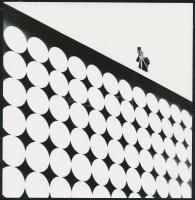 cca 1970-1975 Farkas Gyula: Az operatőr, pecséttel jelzett vintage fotóművészeti alkotás, 16,5x16 cm