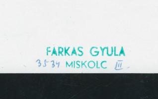 cca 1970-1975 Farkas Gyula: Az operatőr, pecséttel jelzett vintage fotóművészeti alkotás, 16,5x16 cm