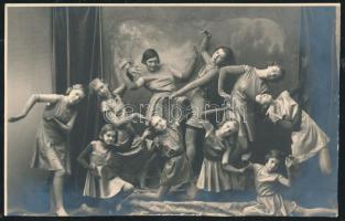 cca 1930-1940 A gyermekcsoport záróképe, Szentpál Olga fotóarchívumából, jelzetlen vintage fotó, 9x14 cm