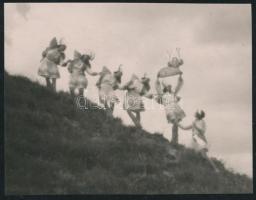 1930 Vajda: Júlia és a csoport, Szentpál Olga tánccsoportjának szabadtéri produkciója, feliratozva, a kép felületén homokszemcsék benyomódása, 10x13 cm